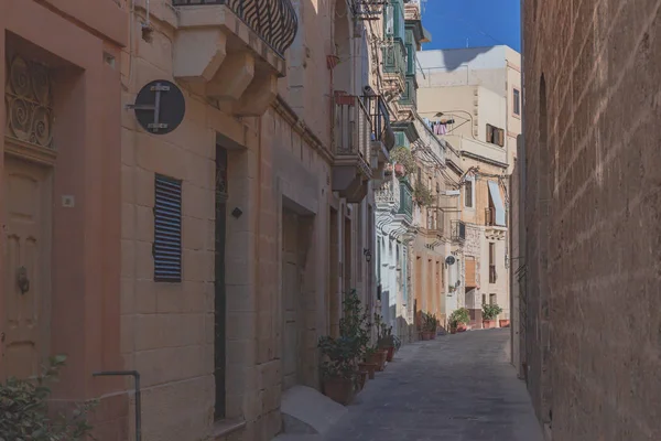 Gator och hus i Birgu, Malta — Stockfoto