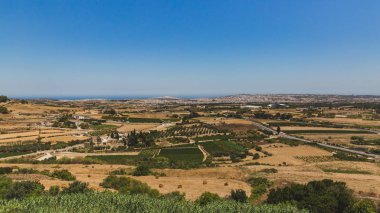 Mdina, M şehir görülebilir mavi gökyüzü altında alanlar ve düz