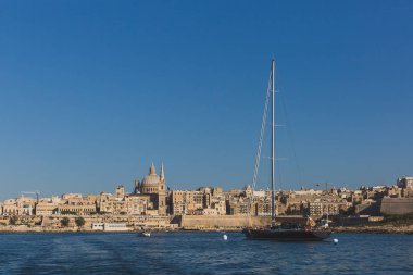 Valletta silüeti, Malta mavi gökyüzü altında, bazilikanın kubbesi ile