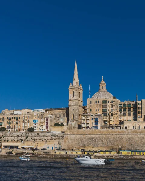 Valletta városképe, Málta kék ég alatt, a Bazilika kupolája — Stock Fotó
