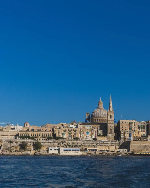 Panorama Valletty, Malta pod modrým nebem, s kupolí baziliky — Stock fotografie