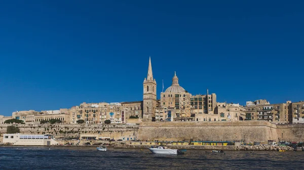 Valletta városképe, Málta kék ég alatt, a Bazilika kupolája — Stock Fotó
