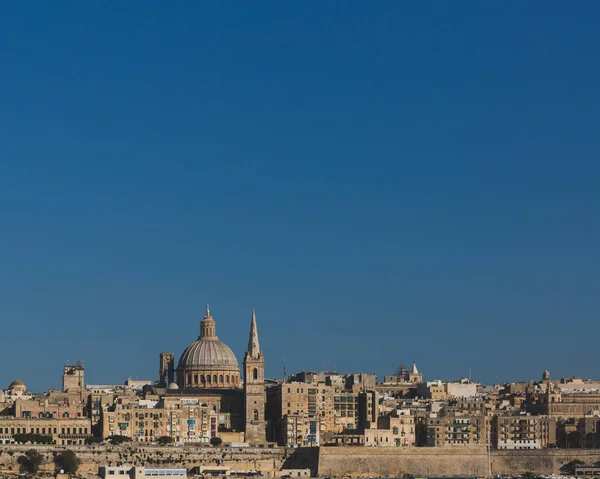 대성당의 돔, 푸른 하늘에서 발레 타, 몰타의 스카이 라인 — 스톡 사진