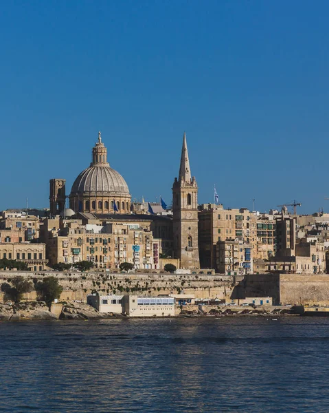 Valletta városképe, Málta kék ég alatt, a Bazilika kupolája — Stock Fotó