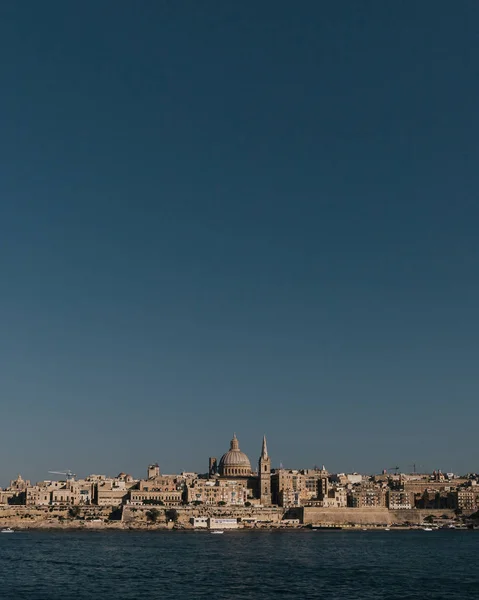 Skyline de Valletta, Malta sob o céu azul, com cúpula da Basílica — Fotografia de Stock