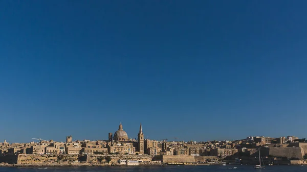 Panorama Valletty, Malta pod modrým nebem, s kupolí baziliky — Stock fotografie