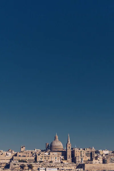 Skyline av Valletta, Malta under blå himmel, med kupol av basilikan — Stockfoto