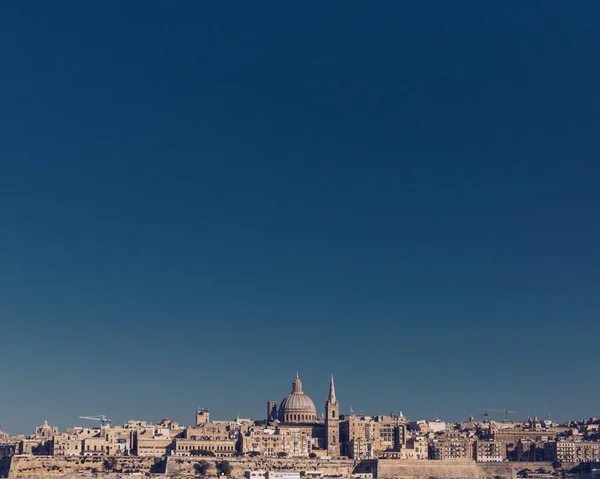Skyline av Valletta, Malta under blå himmel, med kupol av basilikan — Stockfoto