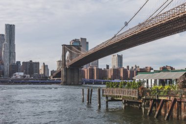 Manhattan silüeti ile Doğu Nehri üzerinde Brooklyn Köprüsü, New York, ABD