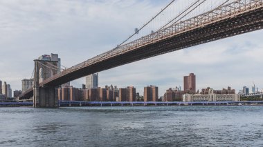 Manhattan silüeti ile Doğu Nehri üzerinde Brooklyn Köprüsü, New York, ABD