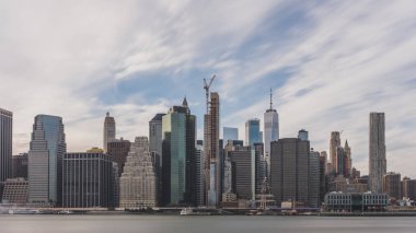 East River 'da Manhattan 'ın merkezindeki gökdelenler, Brooklyn Bridge Park 'tan, Brooklyn 'de, New York 'ta, ABD 'de inceledi.