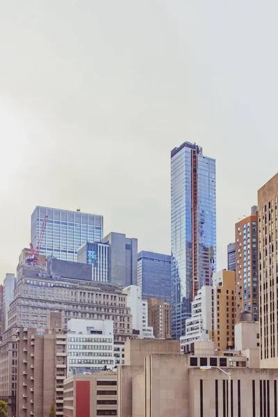 Edificios y rascacielos del centro de Manhattan desde Brooklyn Bridge, en Nueva York, Estados Unidos —  Fotos de Stock