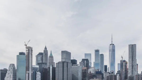 Rascacielos del centro de Manhattan bajo las nubes y el cielo visto desde Brooklyn Bridge Park, en Brooklyn, Nueva York, Estados Unidos — Foto de Stock