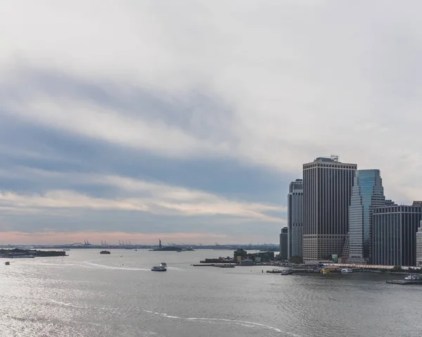 Wieżowce centrum Manhattan nad East River, oglądane z Booklyn Bridge Park, w Brooklyn, Nowy Jork, USA — Zdjęcie stockowe