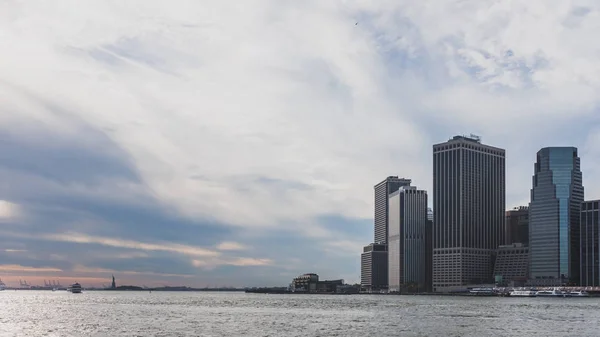 Sky skrapor i downtown Manhattan över East River, sedd från Brooklyn Bridge Park, i Brooklyn, New York, USA — Stockfoto