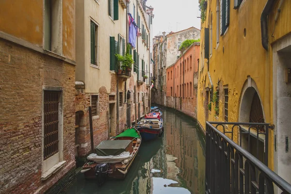 Canal and buildings in Venice — Stock Photo, Image