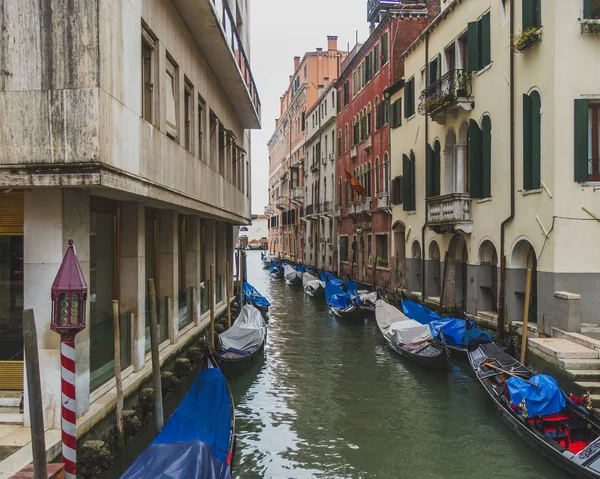 威尼斯的运河和建筑物 — 图库照片