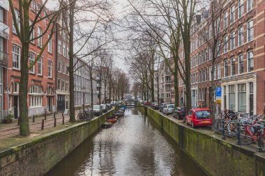 Amsterdam şehir merkezinde kanal ve binaların görünümü
