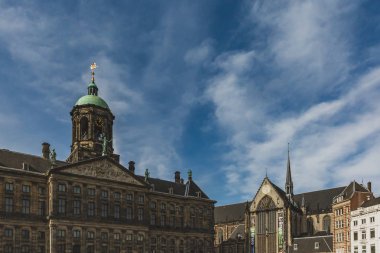Amsterdam Kraliyet Sarayı ve Dam Meydanı 'ndaki yeni kilise