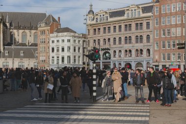  Halk Dam Meydanı 'nda trafik ışığı bekliyor