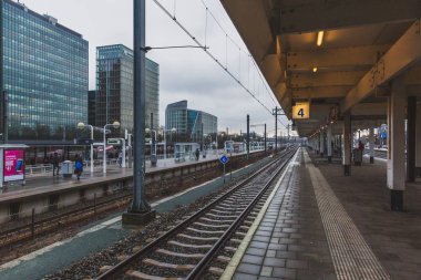 Amsterdam 'da Güney Istasyonu 'nda boş parçalar ve platformlar