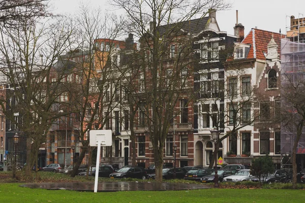 Terrain de basket-ball et bâtiments dans le centre d'Amsterdam — Photo