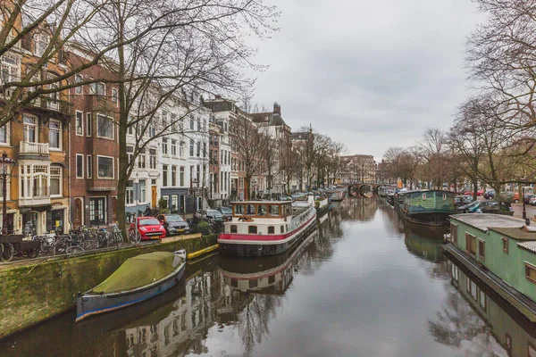 Canal avec des bateaux garés des deux côtés dans le centre d'Amsterdam — Photo