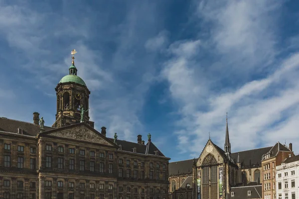 Amsterdam, Niederlande - 4. märz 2017: königlicher palast amsterdam und die neue kirche am damm platz — Stockbild Königlicher Palast amsterdam und die neue Kirche auf dem Dammplatz — Stockfoto