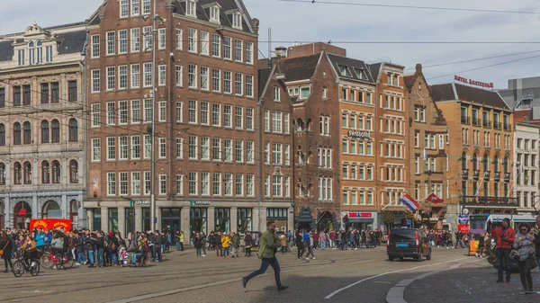 Les gens marchent dans les rues près de la place du Dam — Photo