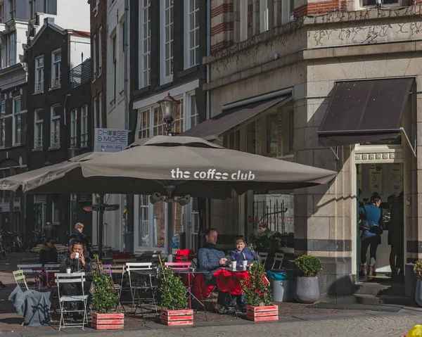 Personas tomando café en un café en la plaza Dam — Foto de Stock