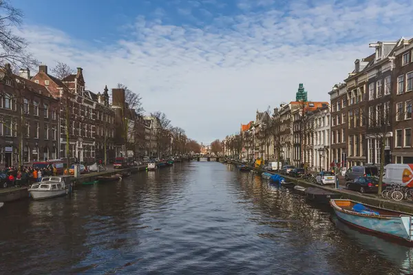 Вид на канал с лодками и зданиями в центре Амстердама — стоковое фото