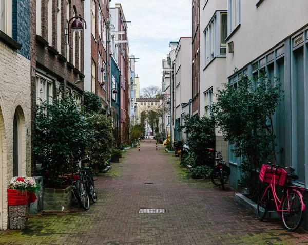 Пустая улица в центре Амстердама — стоковое фото