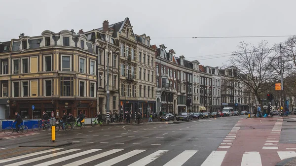 Вид на перекресток в центре Амстердама — стоковое фото