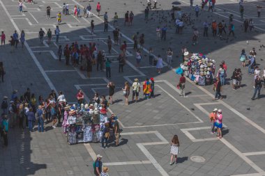 St. Mark meydanını ziyaret eden turistler
