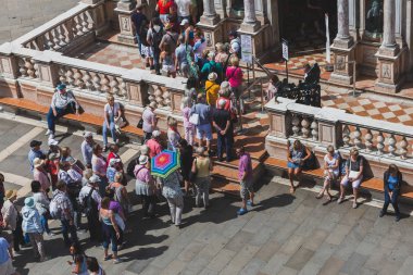 St. Mark'ın çan kulesine girmek için sırada bekleyen turist