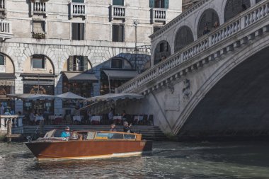 Rialto Köprüsü altında Grand Canal üzerinde seyahat Tekne