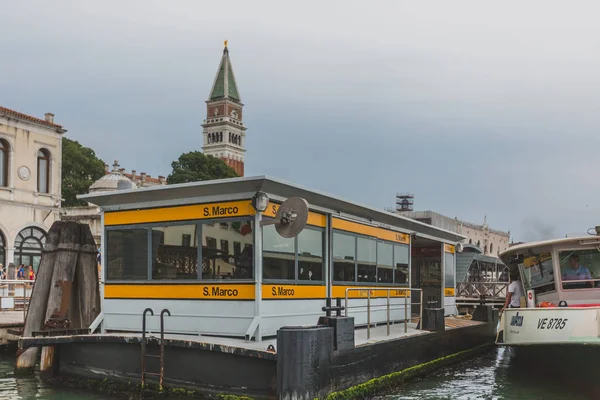 Gare de Vaporetto (bus aquatique) de la Place Saint-Marc — Photo