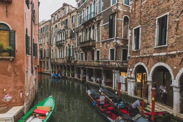 Gondolas docked on canal next to Venetian buildings — Stock Photo, Image