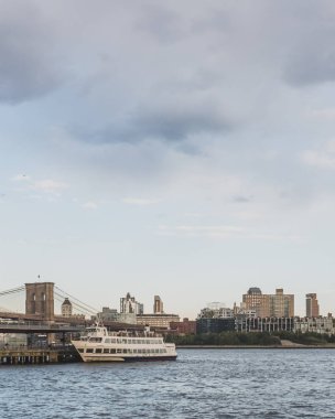 Brooklyn ve Brooklyn silueti ile East River üzerinde köprü, vi