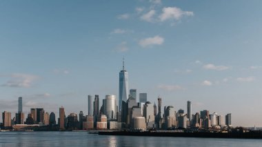 Alacakaranlıkta New York'un Manhattan şehir merkezinin silueti, görüntülendi 