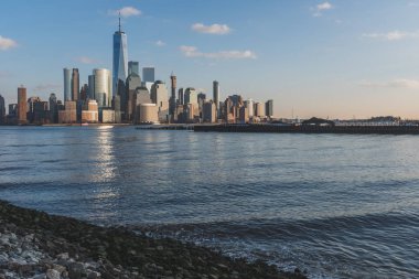Alacakaranlıkta New York'un Manhattan şehir merkezinin silueti, görüntülendi 
