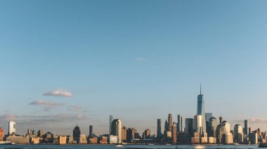 Alacakaranlıkta New York'un Manhattan şehir merkezinin silueti, görüntülendi 