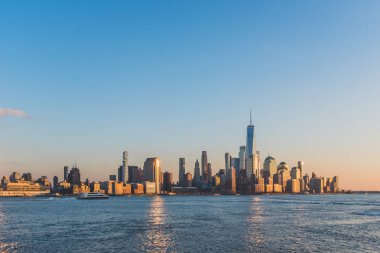 Alacakaranlıkta New York'un Manhattan şehir merkezinin silueti, görüntülendi 