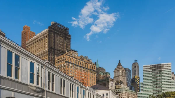 Edificios del Bajo Manhattan vistos desde el muelle A, en Nueva York Cit — Foto de Stock