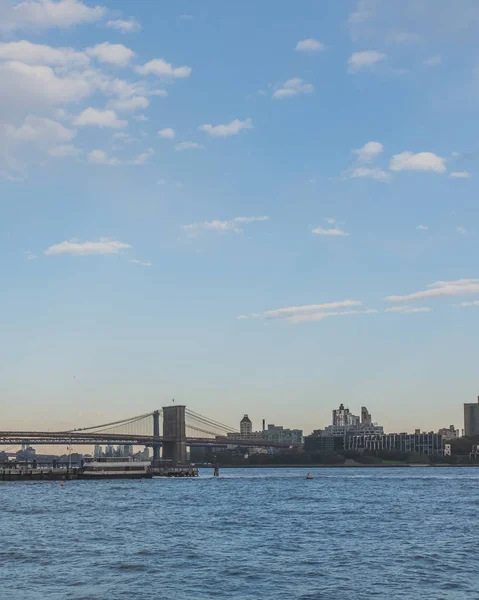 Brooklyn e Manhattan atravessam East River com skyline de B — Fotografia de Stock