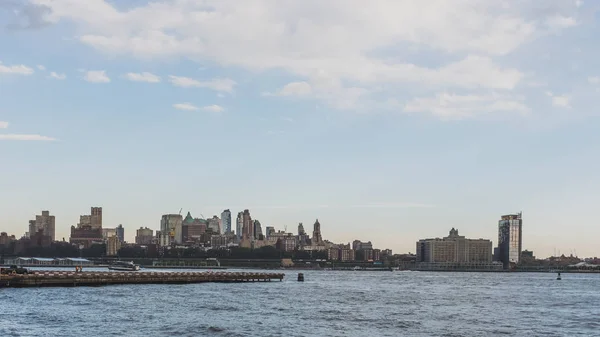 Skyline i Brooklyn i skymningen, sedd från Manhattan, New York, USA — Stockfoto