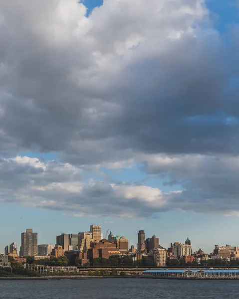 Skyline Brooklyn o zmierzchu, oglądane z Manhattan, Nowy Jork, USA — Zdjęcie stockowe