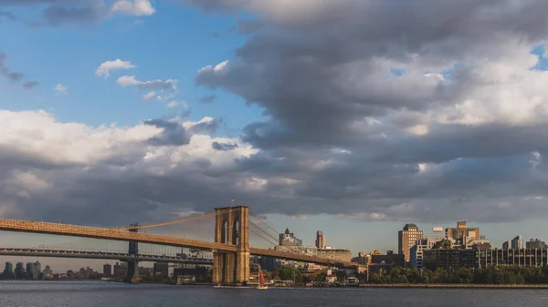 Brooklyn y Manhattan puente sobre East River con horizonte de B — Foto de Stock