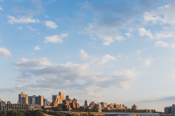 Skyline i Brooklyn i skymningen, sedd från Manhattan, New York, USA — Stockfoto
