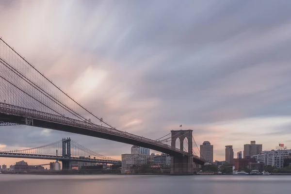Бруклин и Манхэттенский мост через Ист-Ривер с видом на Б — стоковое фото
